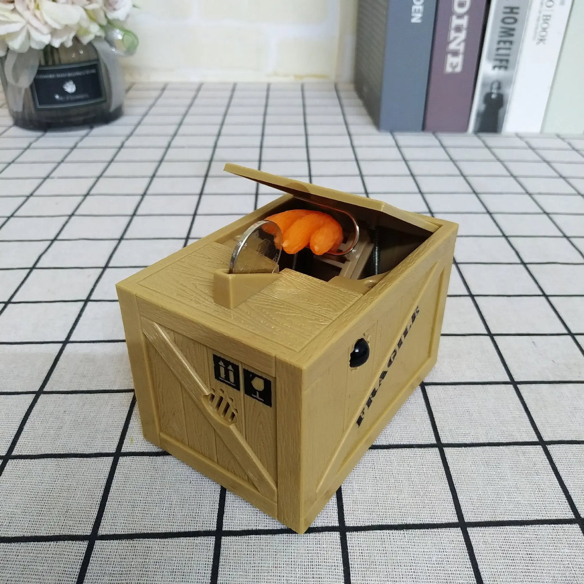 Tirelire-enfant-attrape-pièces-mains-orange